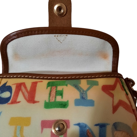 🔥🔥Dooney & Bourke Wristlet with Fun Graffiti Style Writing - Picture 8 of 9